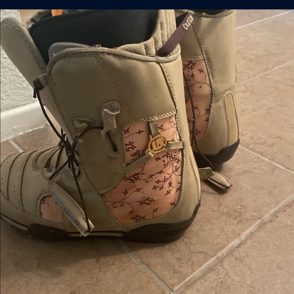 Burton women’s snowboard boots worn 3 times